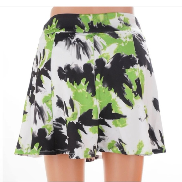 NWOT Amy Sport $160 women’s medium golf skort. Green & black print. Never worn - Picture 2 of 12